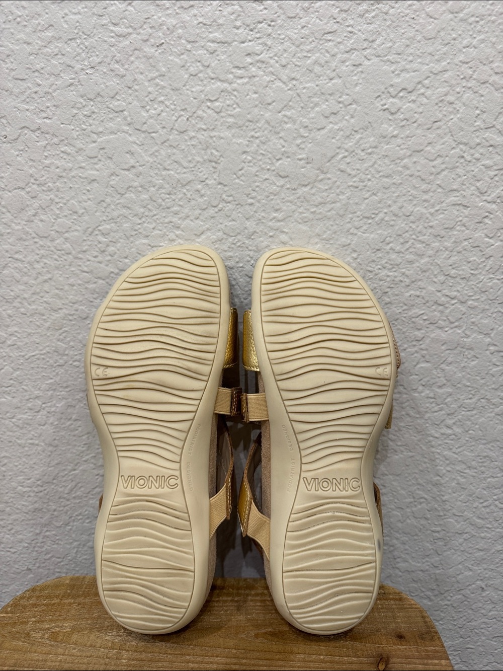Vionic Raya Gold Metallic Sandals Size 8.5 - Picture 7 of 7